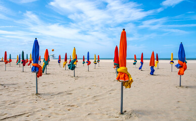 Die Sonnenschirme an der Plage de Deauville, Normandie, Frankreich