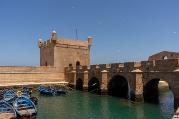 Bastión de la fortaleza del puerto pesquero de Essaouira en Marruecos
