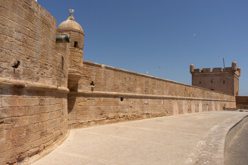 Bastión de la fortaleza del puerto pesquero de Essaouira en Marruecos