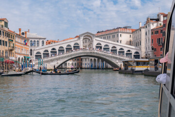 Exploring the architectural marvel of Puente Rialto in enchanting Venice