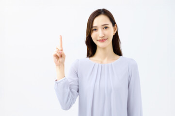 指を指して案内する女性　ビジネスウーマン　