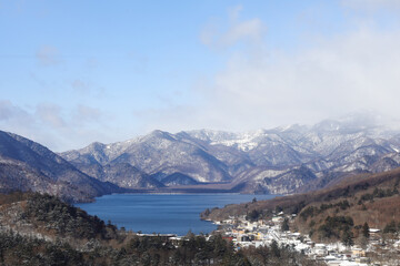 Obraz premium The scenery of Nikko seamlessly blends historical grandeur with the breathtaking splendor of its waterfalls, lakes, and magnificent forests.