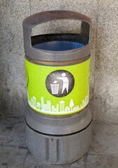 Cubo de basura de metal instalado en el exterior de un centro comercial 