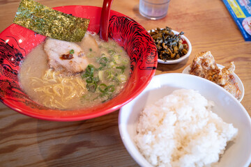 とても美味しい日本のラーメンとチャーシュー丼