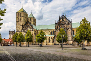 Blick über den Domplatz auf den St.-Paulus-Dom im Juni 2025