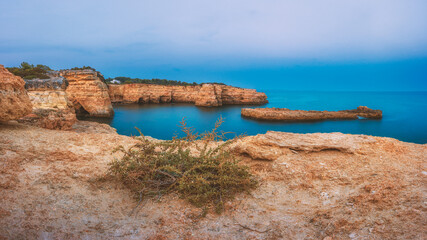 In the embrace of the blue ocean (Arco da Albandeira - Algarve - Portugal)