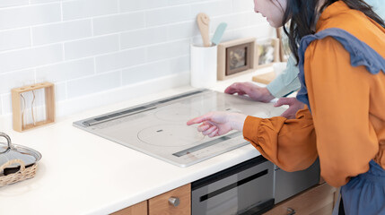 キッチンのコンロを見る業者