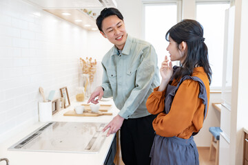 キッチンのコンロを見る業者