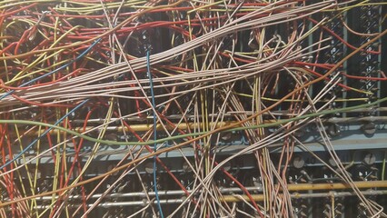 sehr viele elektrische Leitungen als Kabelbaum und wirrer Kabelsalat