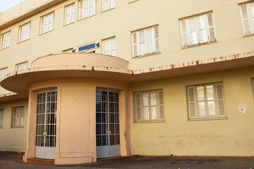 Detalhe da entrada principal do Grande Hotel de Goiânia. Arquitetura no estilo Art Deco.