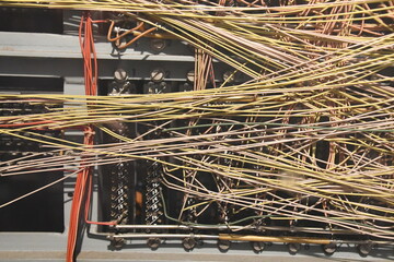 sehr viele elektrische Leitungen als Kabelbaum und wirrer Kabelsalat