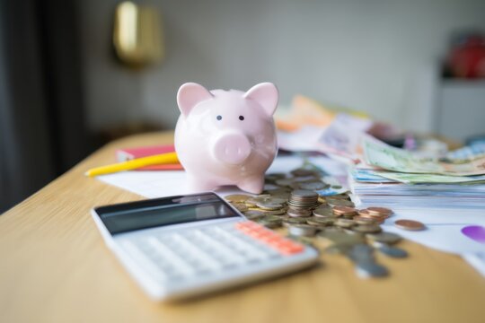 Budgeting tips for effective money management with a piggy bank and calculator