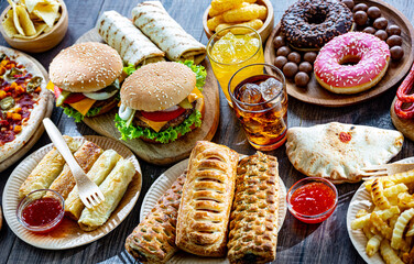 Foods enhancing the risk of cancer. Junk food