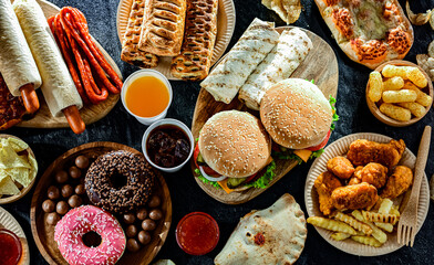 Foods enhancing the risk of cancer. Junk food