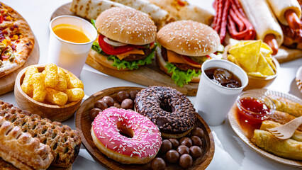 Foods enhancing the risk of cancer. Junk food