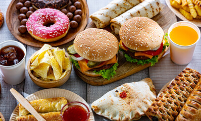 Foods enhancing the risk of cancer. Junk food