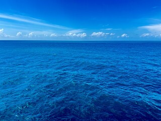 Obraz premium View Motion the waves in the blue sea 