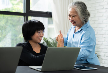 A visually impaired woman collaborates seamlessly with her colleagues, proving that teamwork and inclusion empower everyone to contribute equally in a professional environment.