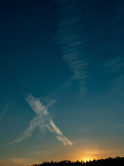 Kondensstreifen am Abendhimmel