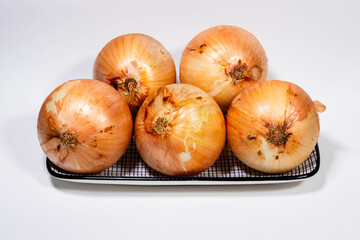 Bandeja com cebola amarela fresca, ideal para temperos e receitas do dia a dia.