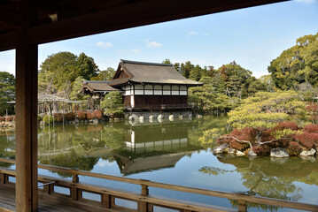 Obraz premium 平安神宮 東神苑 橋殿から見た尚美館(京都市左京区)