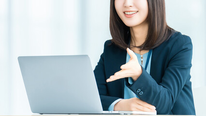 笑顔で対話をする女性・ビジネスウーマン