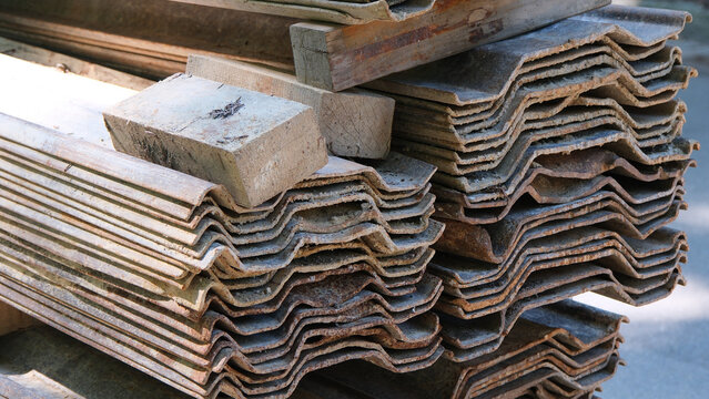 Rostige gestapelte Spundwandstapelwand Eisen Profile auf einer Baustelle, Haltesystem f&uuml;r tempor&auml;re Baugr&auml;ben, Spundwand Eisen Profile f&uuml;r den Grabenbau