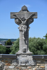Steinernes historisches Kruzifix auf der Lahnbrücke in Limburg