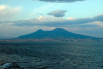 images of the volcano vesuvius facing the sea