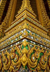 Fototapeta premium Intricate Golden and Green Mosaic Detail on Thai Temple