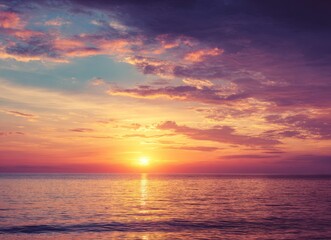 Obraz premium Beautiful sunset over the sea with colorful sky and sun in the evening time