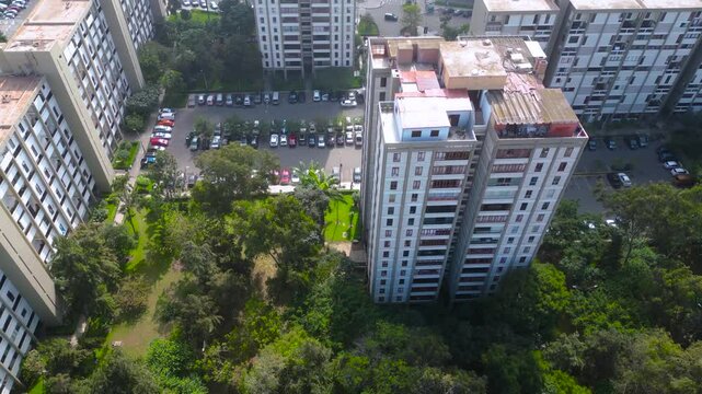 Vista a&eacute;rea de bloque de departamentos en la residencial San Felipe, Lima, Per&uacute;.