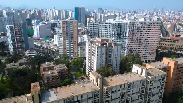 Vuelo de dron sobre Jes&uacute;s Mar&iacute;a con vistas panor&aacute;micas de Lima.
