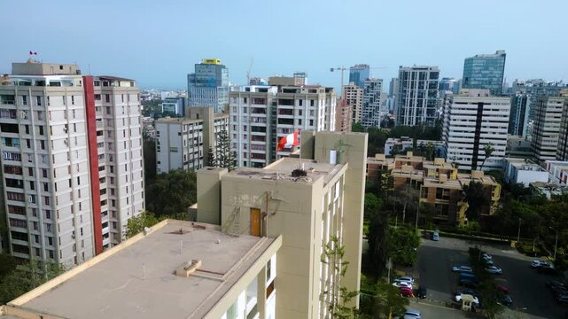 Bandera peruana encima de un edificio en medio de la ciudad de Lima, Peru.