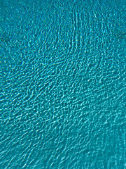 Meeresgrünes Wasser mit kleinen Wellen als Muster, Hintergrund