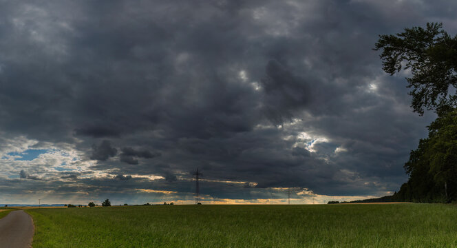 Aufnahme von Regenwolken &uuml;ber einem Feld.