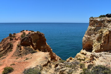 Falaises de roches calcaires et de sable rouge d'Algar Seco, face à l'Océan Atlantique.