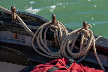 taquets sur le pont d'un vieux gréement