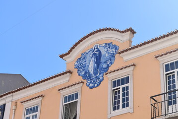 Ensemble de carreaux de faïence décorés, appelé Azulejo, sur une façade de Lisbonne.