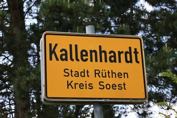 Ortseingangsschild von Kallenhardt, einem Ortsteil der Stadt R&uuml;then im Sauerland