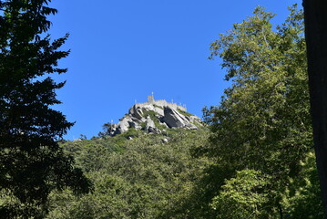 Forteresse médiévale érigée au sommet d'un massif rocheux, à Sintra, au Portugal. Le Château des Maures est classé au Patrimoine mondial de l'UNESCO.