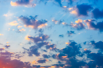 Atardecer dramático con nubes de diferentes formas y colores.