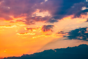 Obraz premium Atardecer dramático con nubes de diferentes formas y colores.