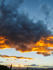 Fototapeta premium Atardecer dramático con nubes de diferentes formas y colores.