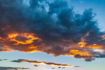 Atardecer dram&aacute;tico con nubes de diferentes formas y colores.