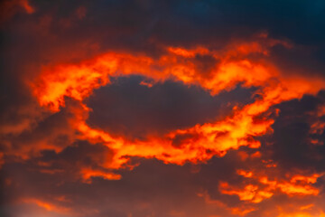 Atardecer dramático con nubes de diferentes formas y colores.