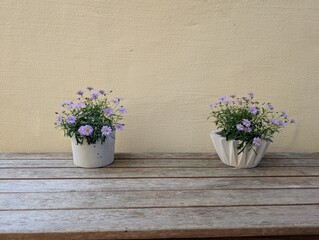 Topfblumen auf einer Holzsitzbank