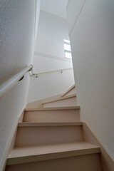 階段を見上げる