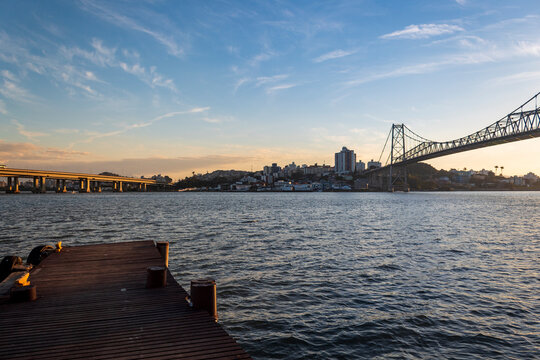 trapiche e o p&ocirc;r do sol em Florian&oacute;polis Santa Catarina Brasil e as pontes    Florianopolis