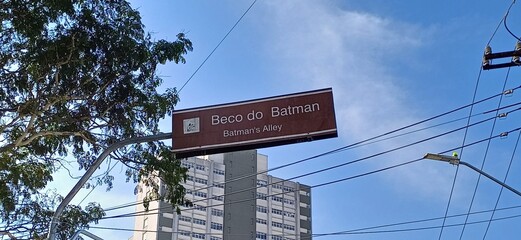 Straßenschild „Beco do Batman“ in São Paulo – Kunstvolle Gasse in der Vila Madalena